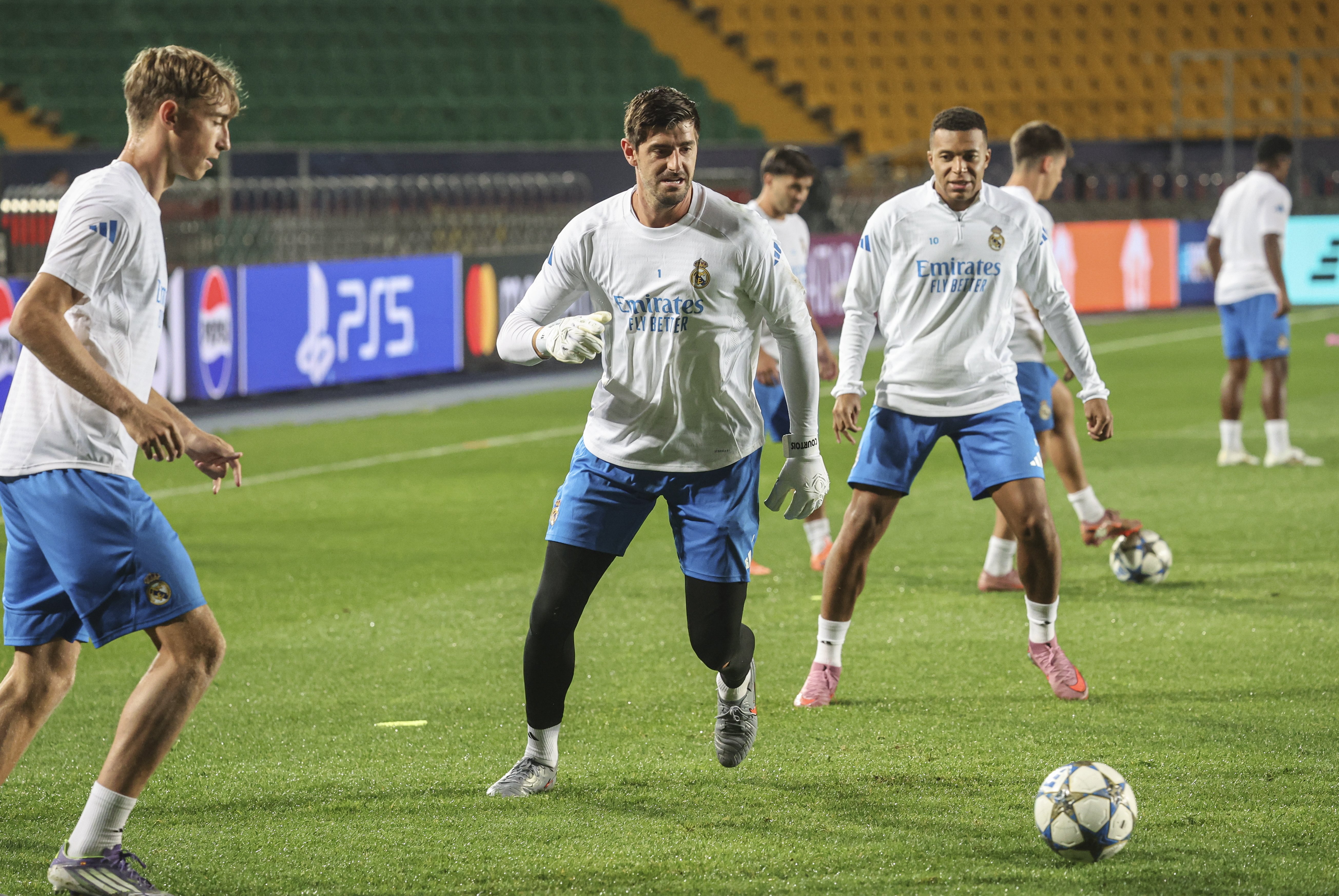 英雄联盟攻略-包含转会期体能课后，皇家社会临场应变备战葡超，引发热议，轮换策略成焦点的词条