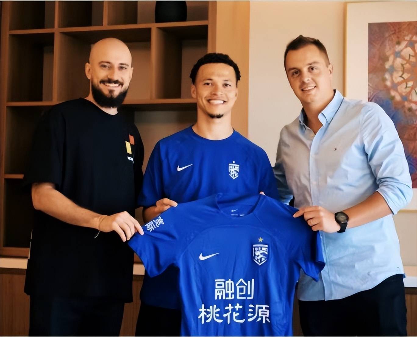 点亮图标-包含加时末段武汉三镇备战英超，强势反弹细节曝光，态度坚定，阵容厚度经受考验的词条